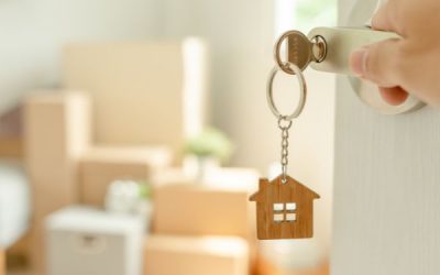 Ett rums innehåll nerpackat i kartonger för tömning av dödsbo