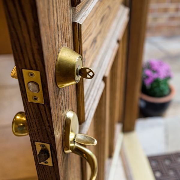 En dörr som står på glänt för att representera välkomnande av hembesök för utredning av dödsboanmälan